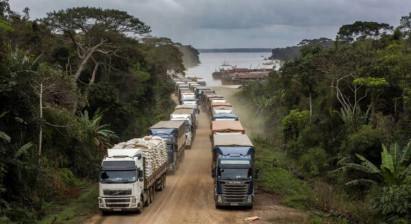 Fila de 45 km de caminhões no porto de Miritituba durante safra de soja, com condições precárias.