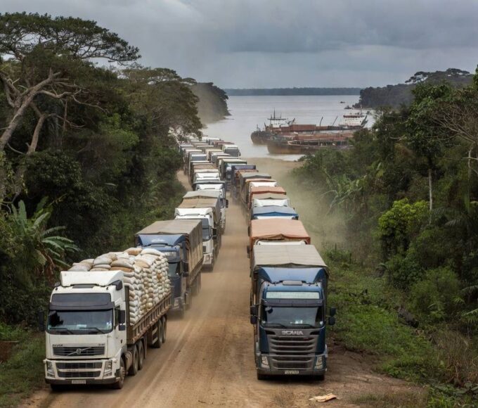 Fila de 45 km de caminhões no porto de Miritituba durante safra de soja, com condições precárias.