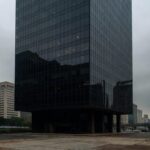Edifício corporativo em São Paulo simbolizando queda de 92% no lucro líquido da MBRF no 4º trimestre de 2025.