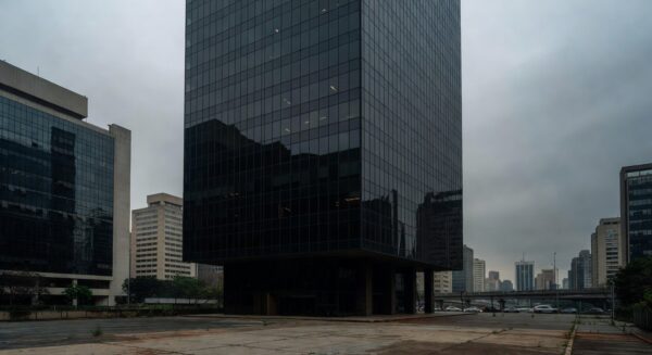 Edifício corporativo em São Paulo simbolizando queda de 92% no lucro líquido da MBRF no 4º trimestre de 2025.