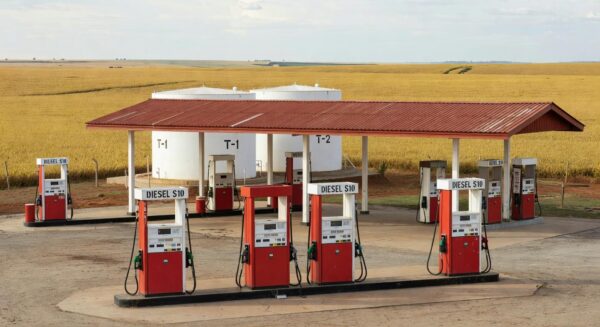 Posto de combustível rural em Mato Grosso com bombas de diesel, representando denúncia de alta no preço pela Famato ao Procon-MT.