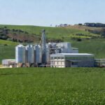 Fábrica de soja da Cooperativa Tradição em Pato Branco, com campos de cultivo ao redor.