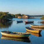Barcos de pesca em estuário de Cananéia, representando modernização de cooperativa apoiada pelo BNDES.