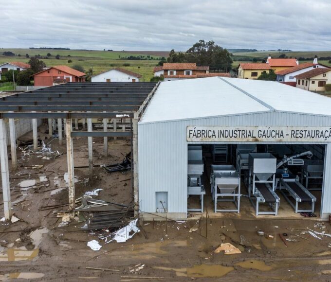 Fábrica industrial no RS após enchentes, com investimentos para retomada de operações.