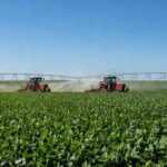 Paisagem rural brasileira com campos de soja, tratores e irrigação moderna, ilustrando aprovação de marco legal para trabalho rural.