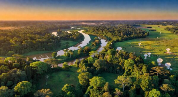 Paisagem da Floresta Amazônica com áreas de pastagem, representando impactos do Prodes para produtores rurais.